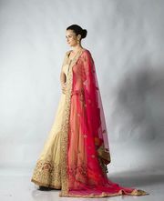 Get exiting discounts on premium Mehendi lehenga 